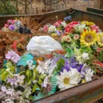 “В результаті, воно все потрапляє на наш стіл” — як штучні квіти на кладовищах впливають на здоров’я та довкілля